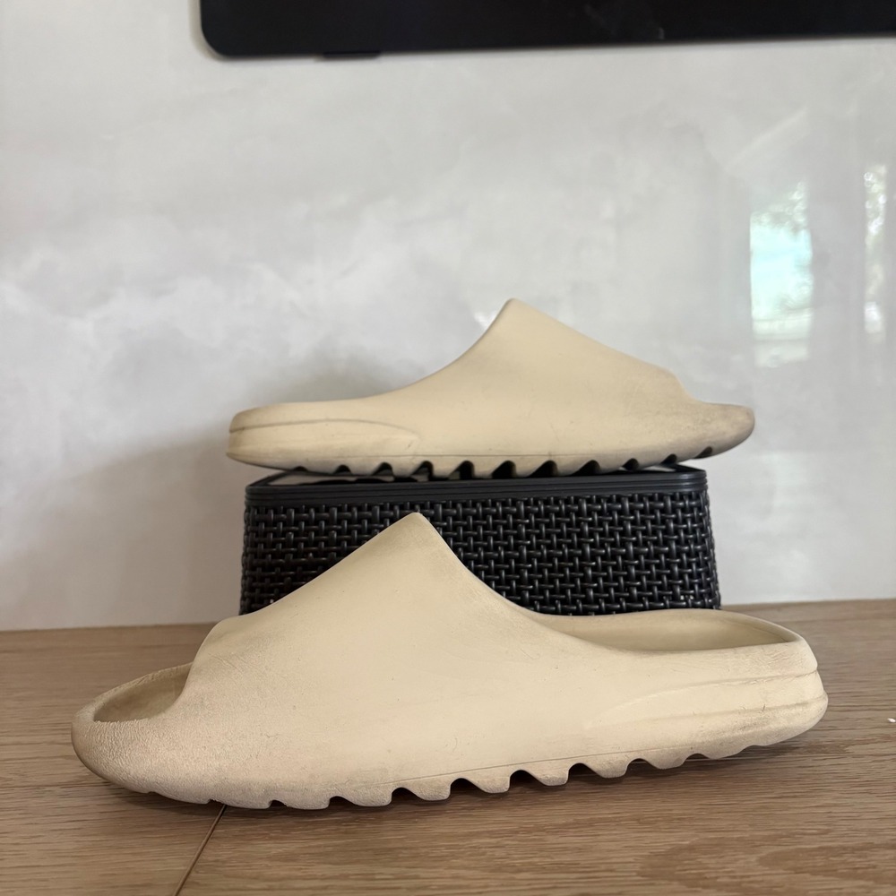 Adidas Yeezy Slides Bone Colorway Mens Size 10 - Picture 2 of 5